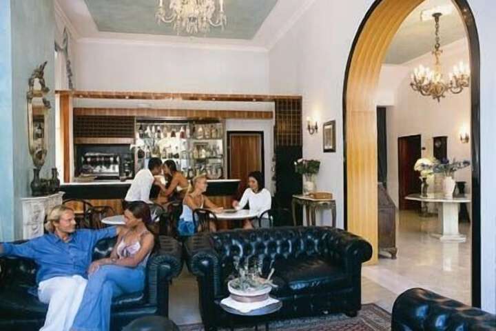 Lounge 24 of 35