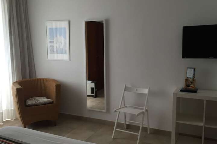 Room 13 of 104