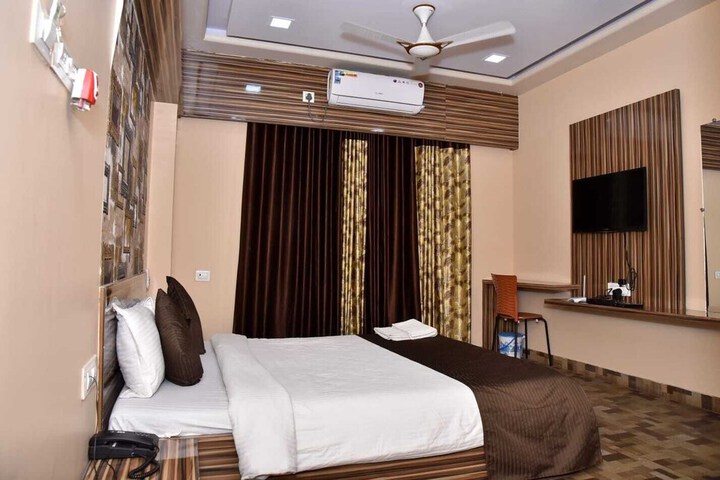 Room 4 of 8