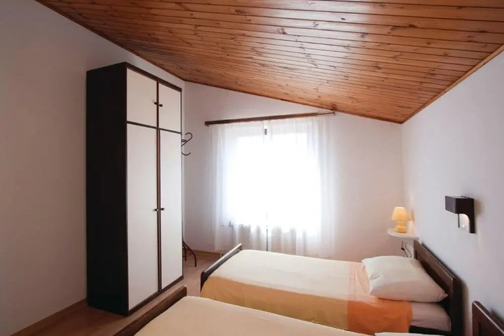Room 5 of 11