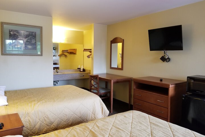 2 Queen Beds (9 of 15)