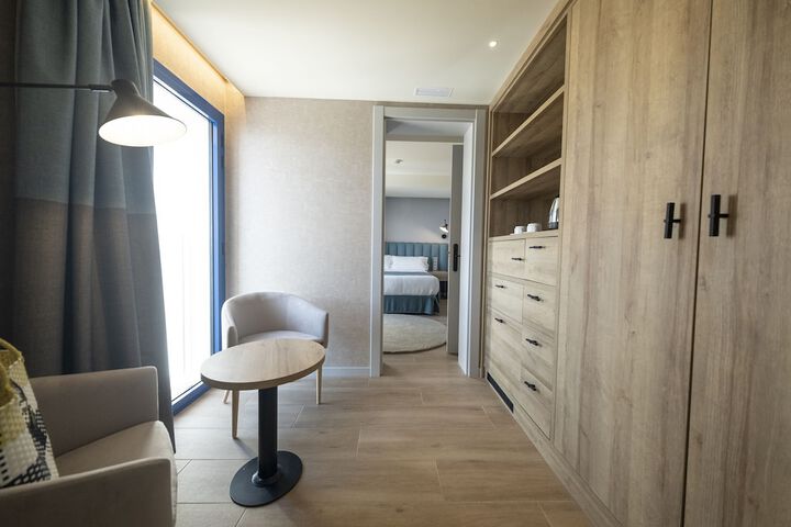 Room 6 of 75