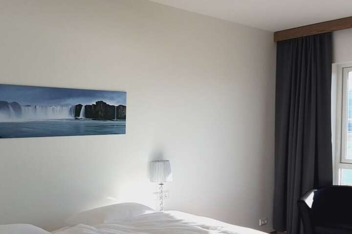 Room 6 of 32