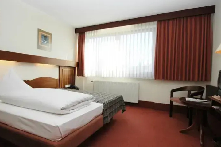 Room 2 of 8