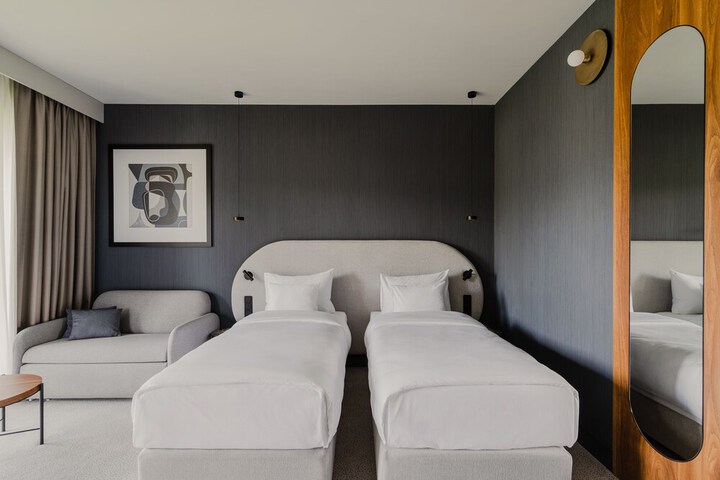 Room 13 of 153