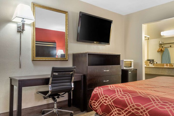 1 King Bed (5 of 7)