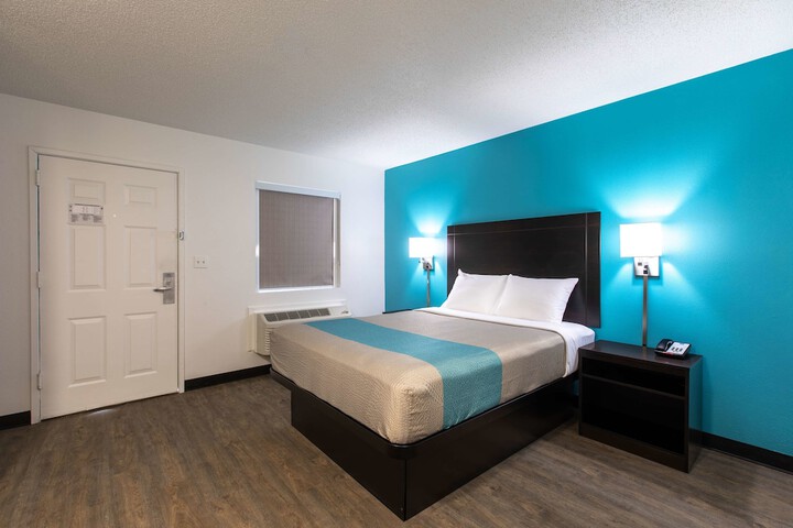 1 Queen Bed Micfridge (5 of 7)