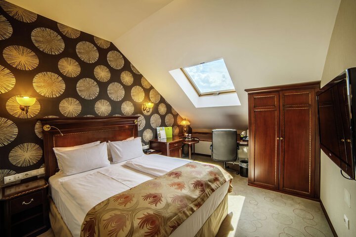 Room 4 of 28