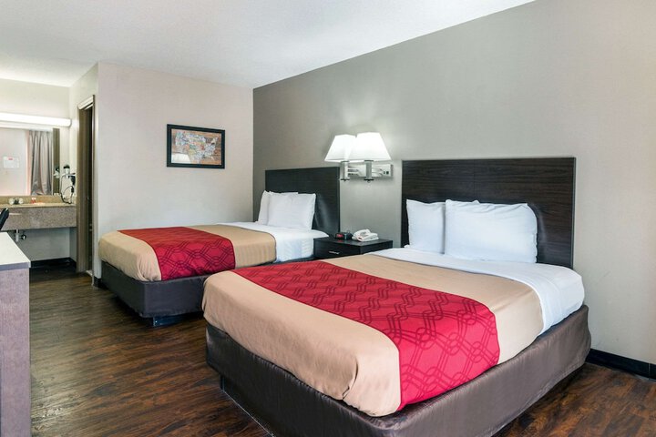 2 Double Beds (6 of 8)