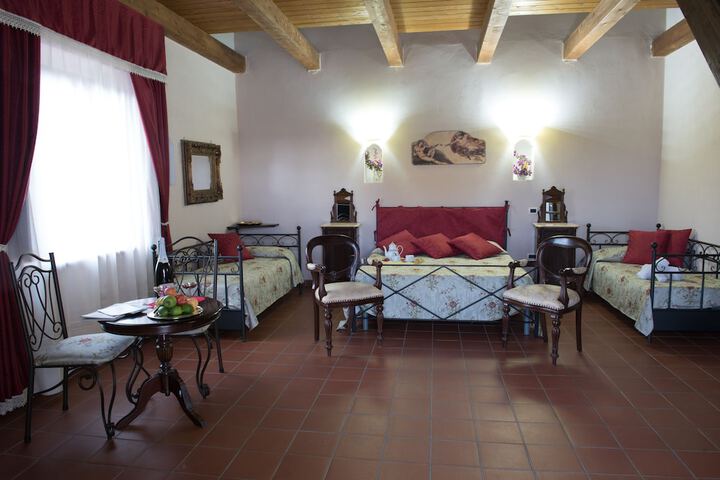 Room 6 of 33