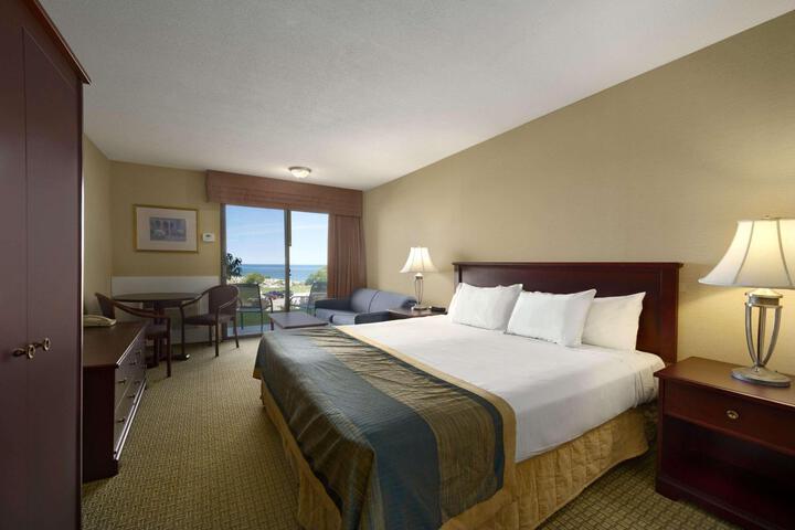 Lake View 1 King Bed Pet Friendly (3 of 14)
