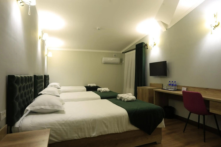 Room 5 of 16