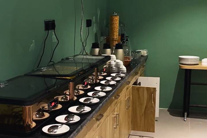 Dining 30 of 42