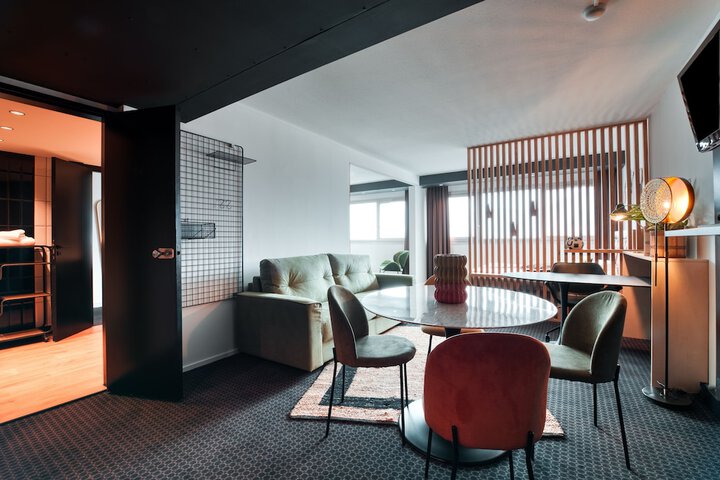 Room 32 of 47