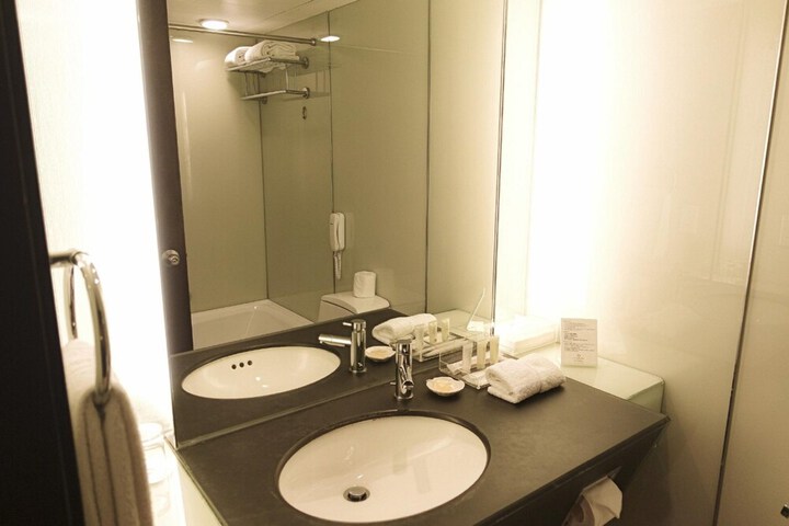Room 33 of 48