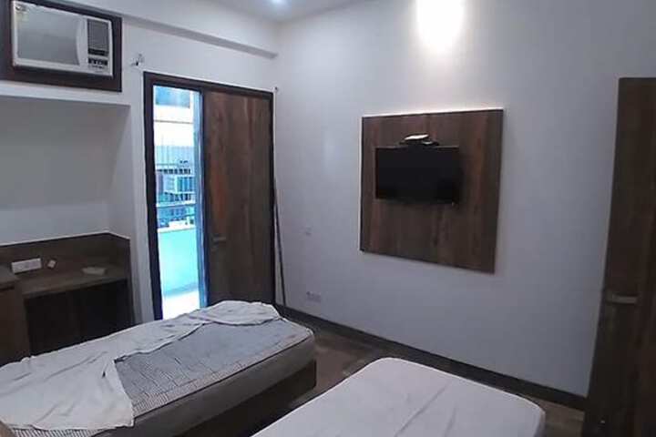Room 3 of 9