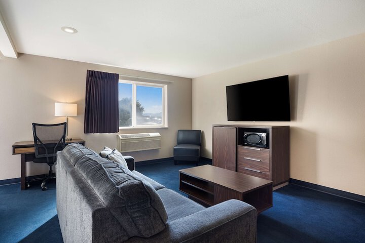 1 King Bed Suite (8 of 10)