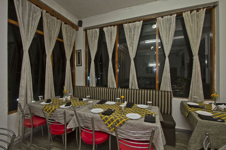 Dining 36 of 43