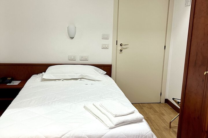 Room 13 of 80