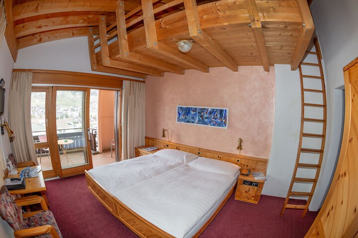 Room 12 of 39