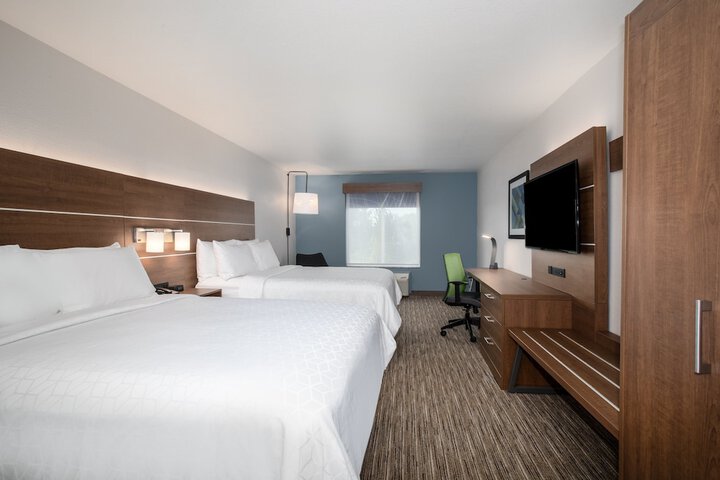 2 Queen Beds (3 of 8)
