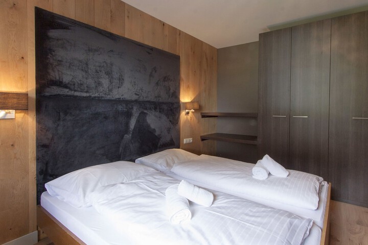 Room 4 of 73