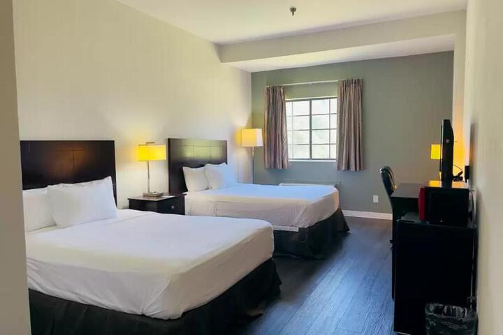 2 Queen Beds (3 of 8)