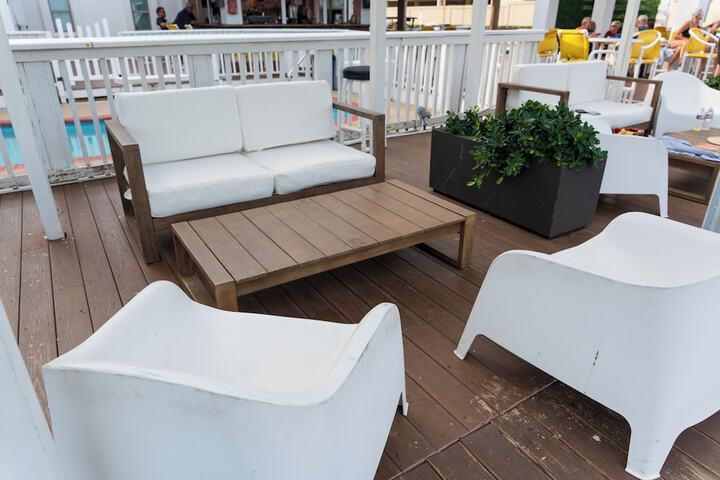 Lounge 94 of 148