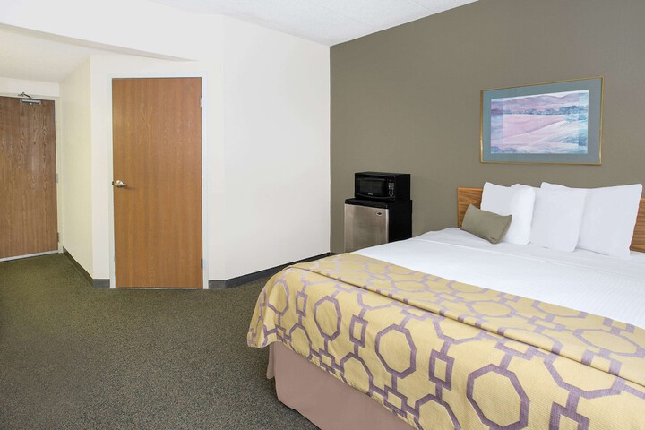 1 Queen Bed Accessible Room (3 of 11)