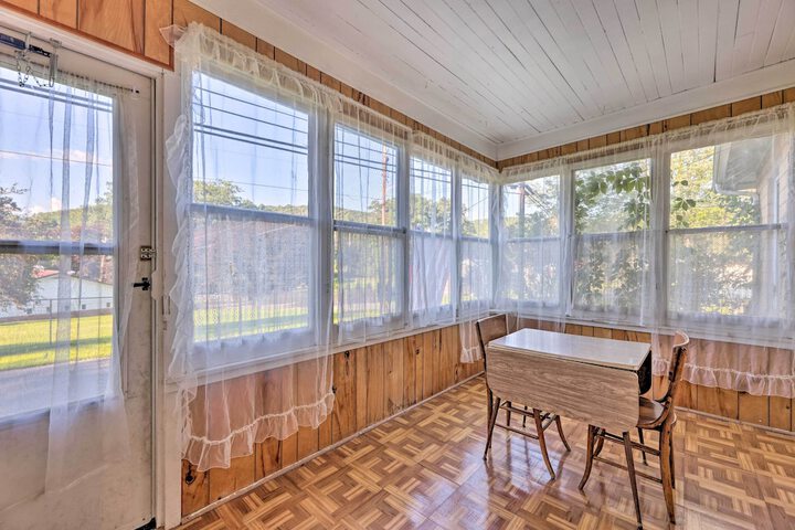 Family-friendly Marlinton Home: Walk Downtown!