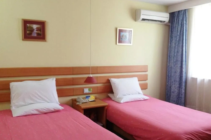 Room 4 of 13