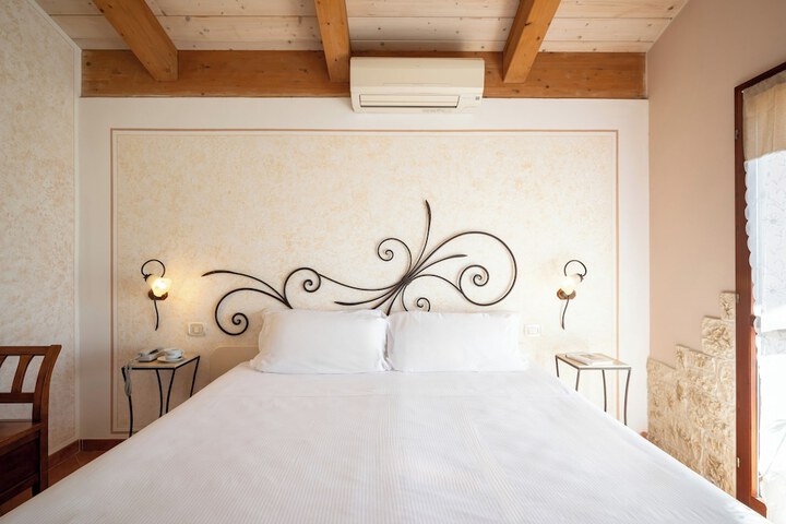 Room 28 of 133