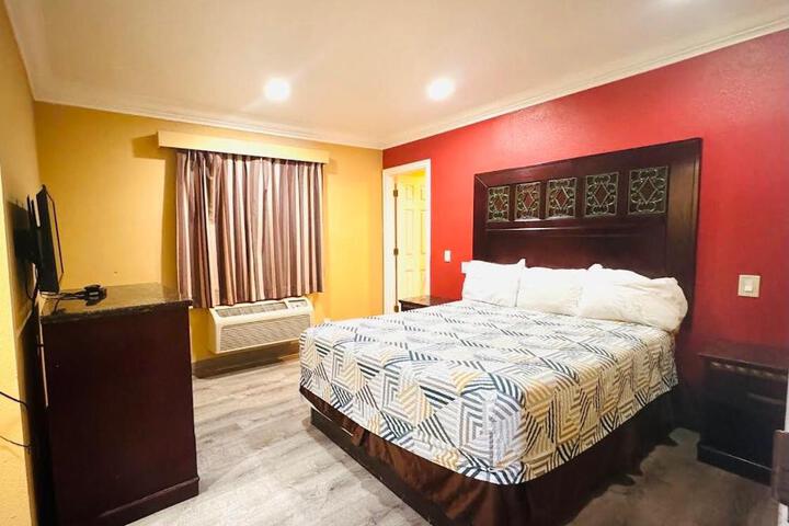 1 Queen Bed (2 of 13)