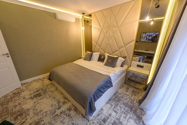Room 9 of 104