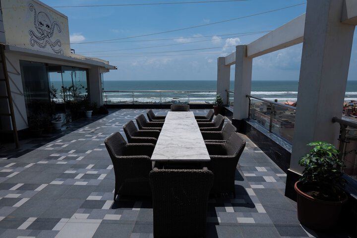 Lounge 15 of 21