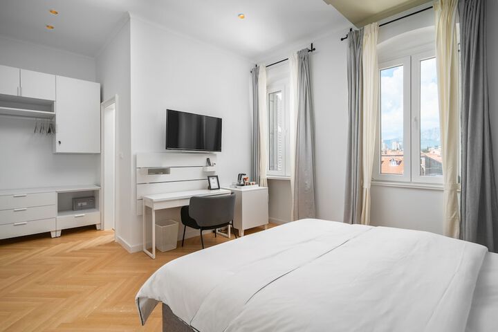 Room 5 of 17