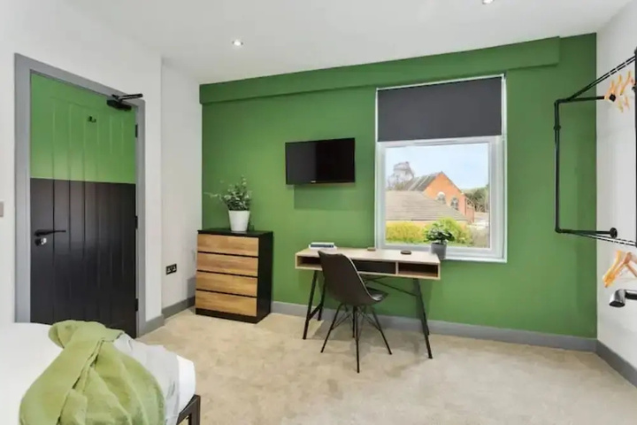 Room 4 of 7