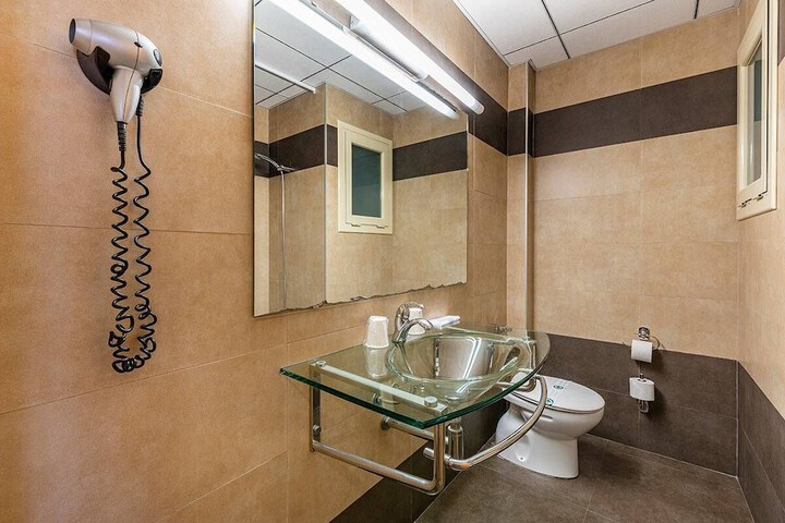 Room 13 of 27