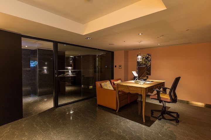 Business Center 100 of 105