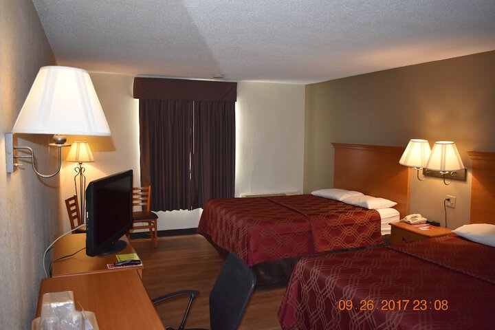 Deluxe Queen Bed (2 of 10)