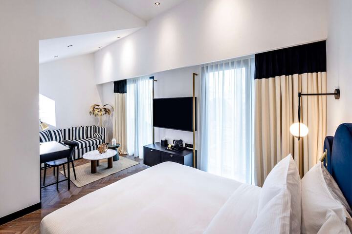 Room 8 of 48