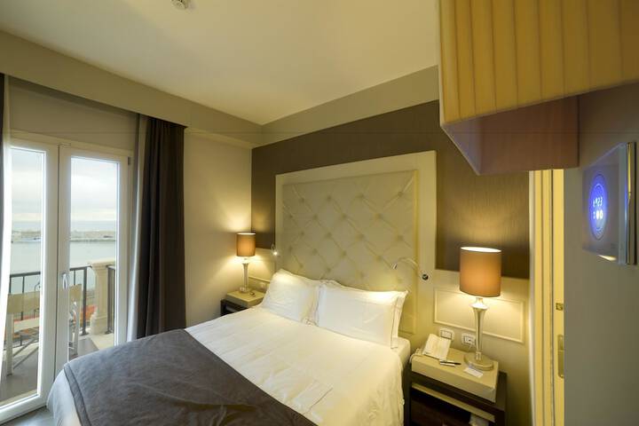 Room 25 of 186