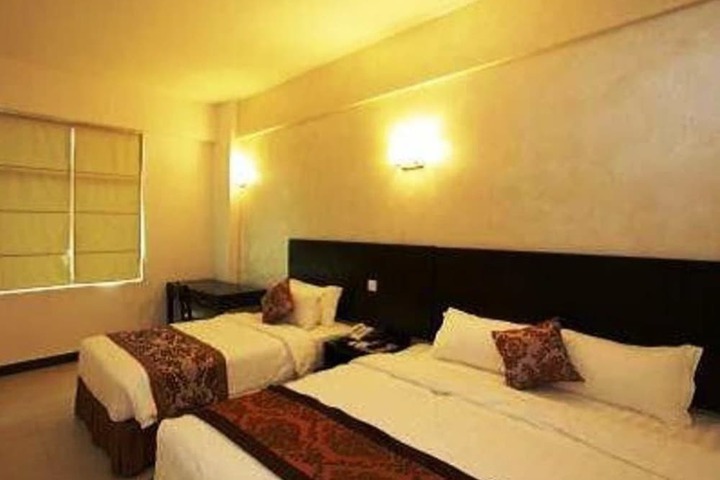 Room 10 of 32
