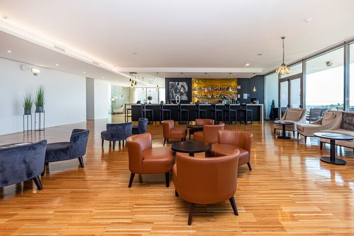 Lounge 33 of 47