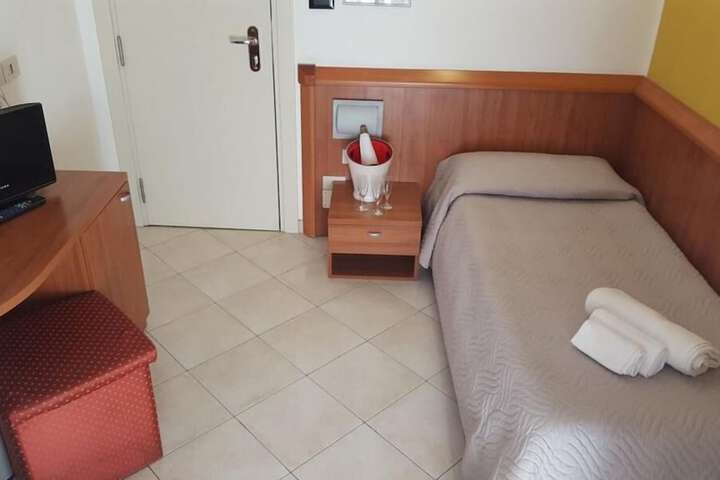 Room 3 of 10