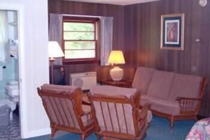 Room 6 of 9