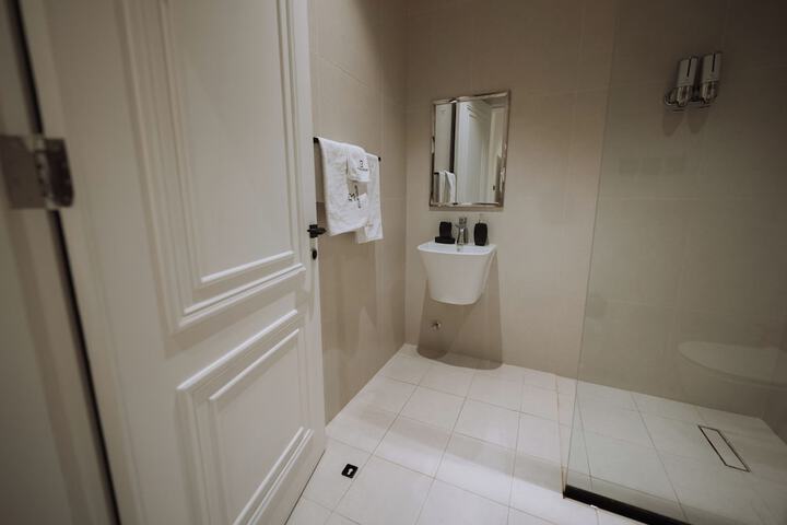 Room 32 of 40