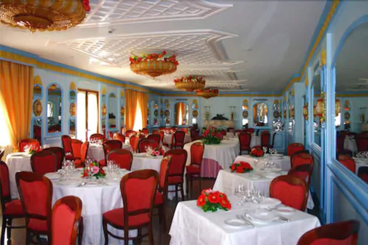 Dining 33 of 60