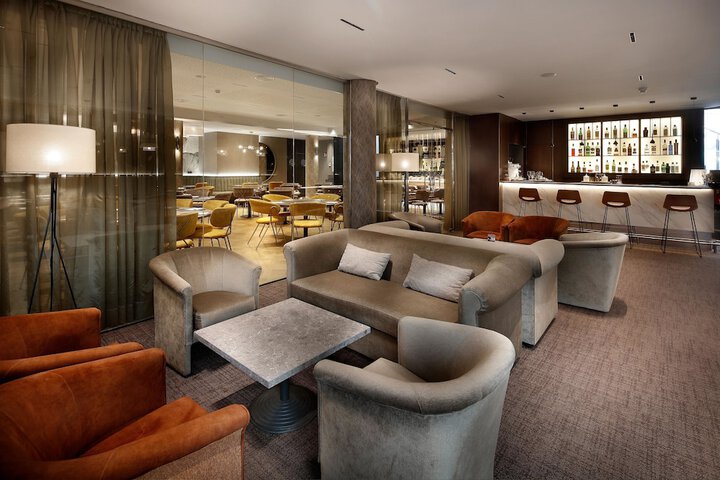 Lounge 84 of 119