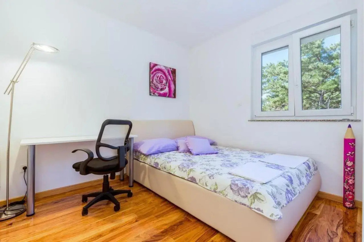Room 4 of 22